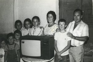 Rosario Carmona y su marido Emilio Ojeda, junto a hijos y vecinos, mostrando el televisor