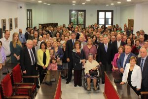 Alcaldes y descendientes de los tres últimos siglos de Adra en el Salón de Plenos.