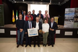 Foto de familia del momento de la clausura de las Jornadas con el reconocimiento al alcalde de Toril.