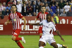 Juan Ibiza en una jugada del partido.