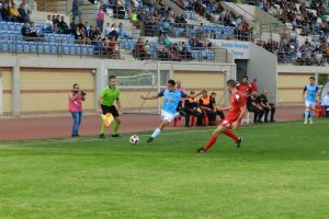 Emilio Cubo intentando adentrarse en campo visitante por el costado derecho.