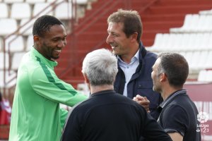 Owona saluda a Ramis.