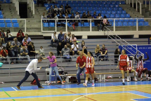 Paco Rueda celebrando una canasta.
