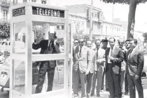 Momento de la inauguración de la cabina que se colocó en la Puerta de Purchena, frente al cuartel de la Guardia Civil.