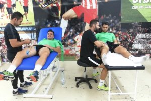 Álvaro Giménez y Juan Ibiza en la sala médica del club en el inicio de la semana.