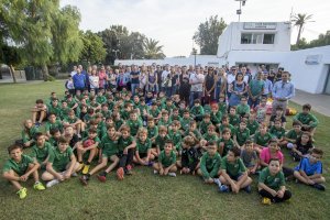 Los niños y niñas que están federados con el Club Natación Almería y sus padres en la sentada que han realizado a modo de protesta.