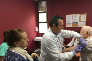 Una de las primeras personas vacunadas, esta mañana en un centro de salud de la capital.