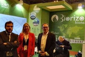 Equipo de BiorizonBiotech en su stand en la feria. David Iglesias, director de BiorizonBiotech; Sonia Teruel y Fernando Román.