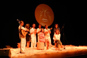 Sakapatú con la concejala de Cultura, Julia Ibáñez, y responsables de La Caixa.