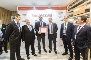 CASI entregó al alcalde de Almería una placa de reconocimiento por la obtención de la Capitalidad Gastronómica.