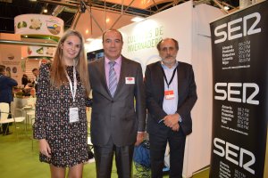 El gerente de Vicasol, José Manuel Fernández, junto a los periodistas Davinia Piqueras y Jacinto Castillo.