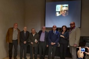 Escritores amigos y hijos de Julio Alfredo Egea, en Granada (Foto: Elena M. Pascual).