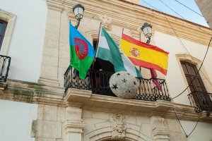 La bandera del pueblo gitano ondea en el ayuntamiento de Vera.