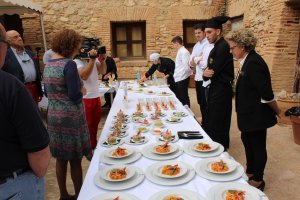 La alcaldesa de Garrucha, María López, ha dado a conocer los diferentes platos elaborados con gamba roja que se degustarán en la feria.