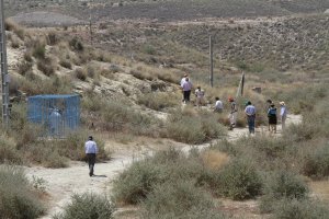 Técnicos del Ciemat visitando el perímetro vallado de Palomares en 2011.