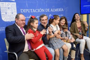 Presentación de la micropasarela con Mati, Rocío y Darío como protagonistas.