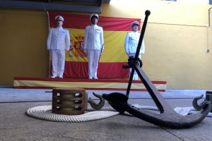 Víctor Manuel Garay, Manuel de la Puente y Antonio Mínguez entonan el himno de la Armada Española durante el relevo.