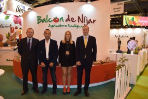 DAVID CAPARRÓS gerente de Balcón de Níjar junto a otros responsables de la empresa.