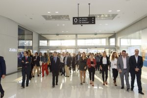 Los primeros visitantes institucionales recorriendo los pasillos del Centro Comercial.