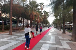 La alfombra roja que llega al CC Torrecárdenas extendida sobre la Rambla.