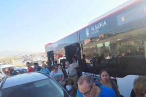 Almerienses bajando del autobús a las puertas del centro comercial