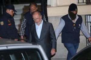 El exvicepresidente del Gobierno y de Bankia, Rodrigo Rato, acompañado por la Policía.
