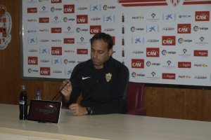 Fran Fernández atendiendo a los medios.