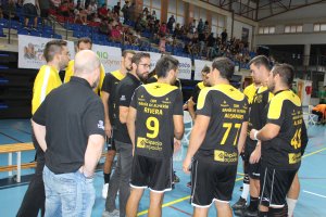 Juan Carlos Requena hablando con sus jugadores.