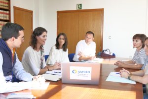 carmen Belén López durante la reunión con Ilunion.