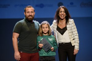 Outón con su joven jugadora y Marta Bosquet.