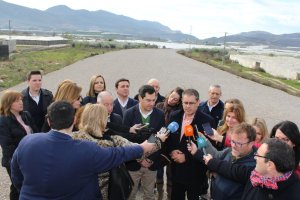 Responsables del Partido Popular detallando los problemas con la carretera.