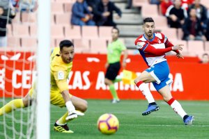 El disparo de Vadillo ante un René siempre atento.