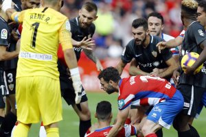 Momento de alta tensión en el partido.