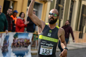 Nico Mercader levanta el brazo como triunfador.