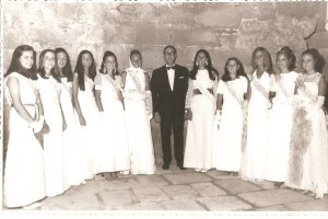 Arriba  posan la reina y la damas de honor de Almería en las fiestas de 1970 junto al alcalde Gómez Angulo, en la  Alcazaba.