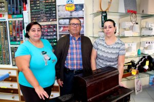 Las hermanas  Verdejo Sánchez, con su padre, en el negocio familiar que mantienen en la calle Hermanos Pinzón.