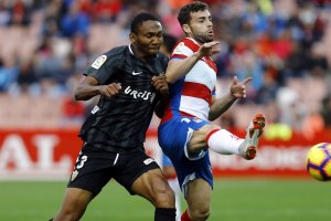 Owona en una jugada con el delantero Rodri en el partido en Granada.