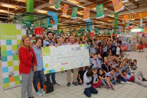 El director del Hipermercado Alcampo entrega la subvención al grupo Scout.