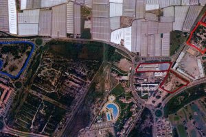 Solar ofrecido por el ayuntamiento en azul y en rojo claro la parcela pedida por la Junta junto a los otros centros.