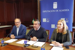 El portavoz del grupo socialista, Juan Antonio Lorenzo, en rueda de prensa.