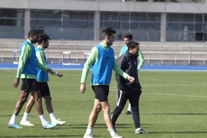 Fran Fernández y sus jugadores al término del entrenamiento.