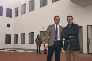 El alcalde y el concejal de Urbanismo en el patio interior preparado para actividades
