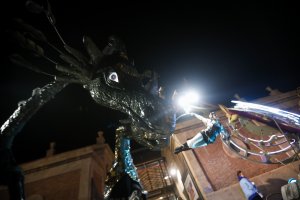 Pasacalles por el centro de la ciudad mantuvieron un ambiente amenazado por el tiempo.