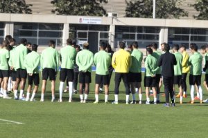 Los jugadores atienden las instrucciones de Fran Fernández.