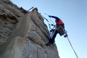 Uno de los obreros realiza labores de mantenimiento en un trozo de muralla aún visible.