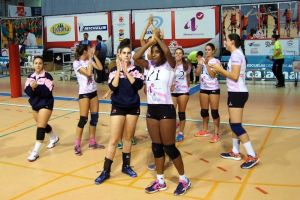 Las jugadoras almeriense saludan en la pista.