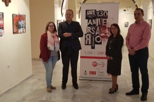 El alcalde de Cuevas y la secretaria general de UGT-Almería, en la exposición.