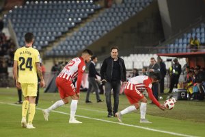 Fran Fernández los mantiene despiertos desde la banda.