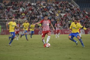 Álvaro en una jugada del partido ante Las Palmas en el Mediterráneo.