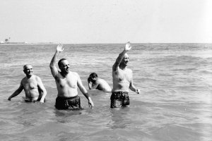 Imagen de archivo de Manuel Fraga bañándose en aguas de Palomares tras la caída de las bombas.